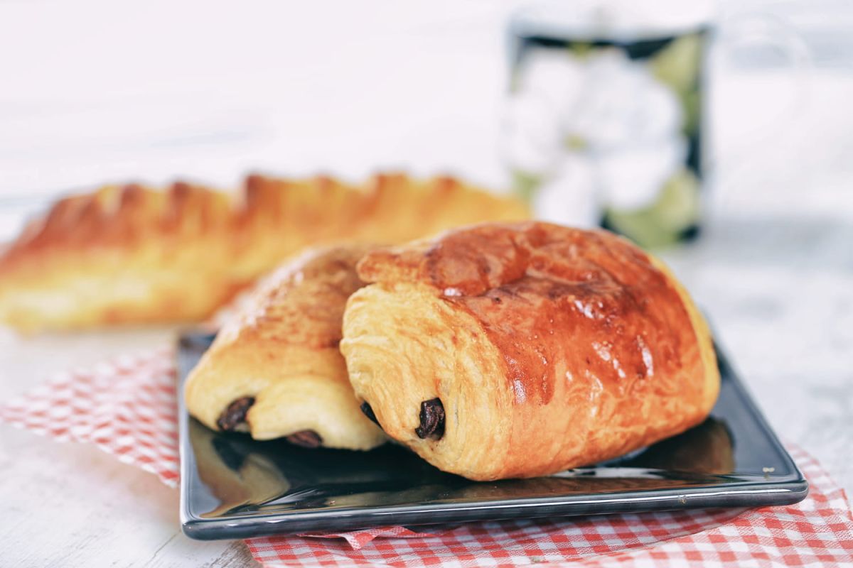 Transformez vos pains au chocolat rassis en un délice crousti-moelleux