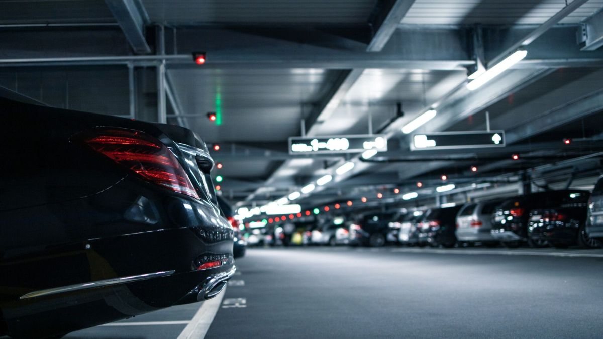Investir dans une place de parking : un placement qui roule