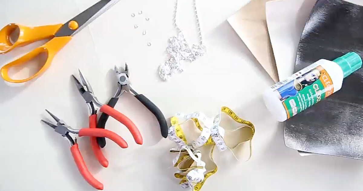 Découvrez le sautoir graphique en simili cuir qui fait sensation