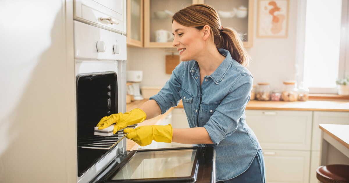 Découvrez l'astuce naturelle pour un four étincelant sans effort