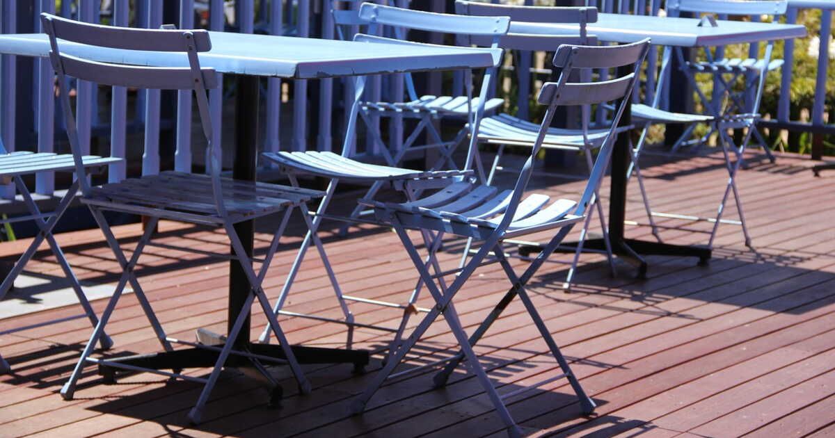 Ravivez votre terrasse en bois avec cette astuce économique