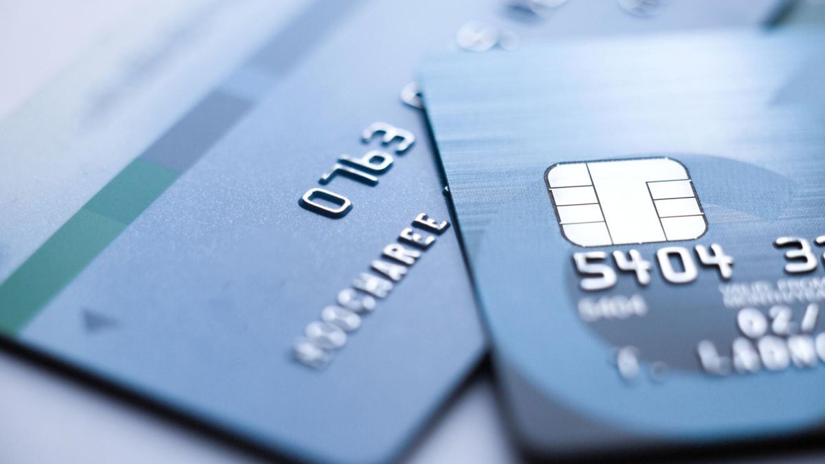 Les atouts cachés de vos cartes bancaires en voyage