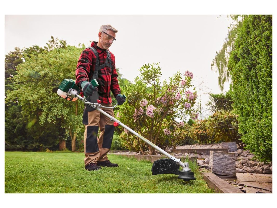 Transformez votre jardin avec la débroussailleuse PARKSIDE à moins de 90 euros chez Lidl