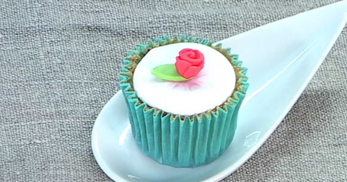 Créez votre rose en pâte à sucre : guide vidéo incontournable