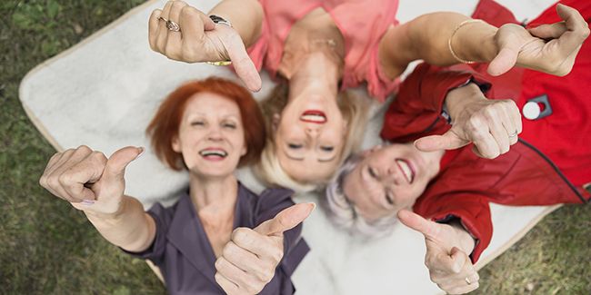Rester positif après 60 ans : des stratégies efficaces à adopter