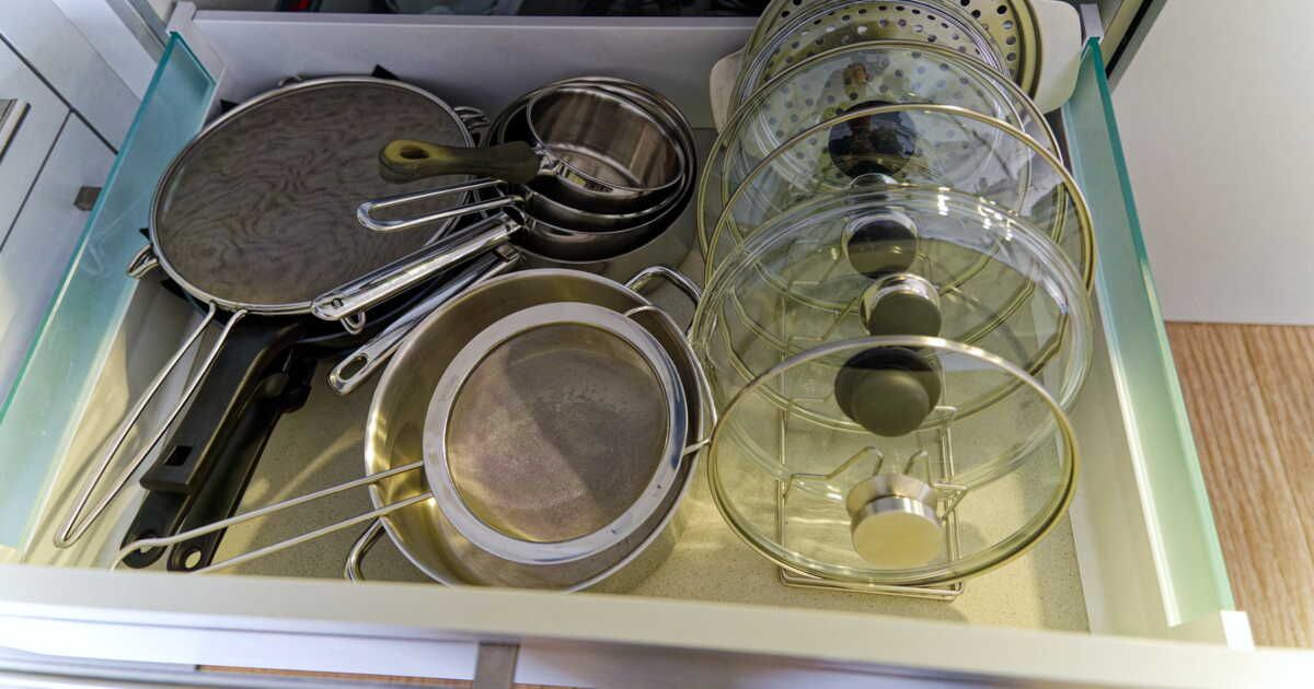 des solutions astucieuses pour ranger vos couvercles de casseroles