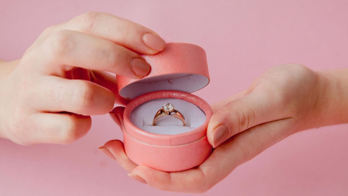La délicate question de la bague de fiançailles après une rupture