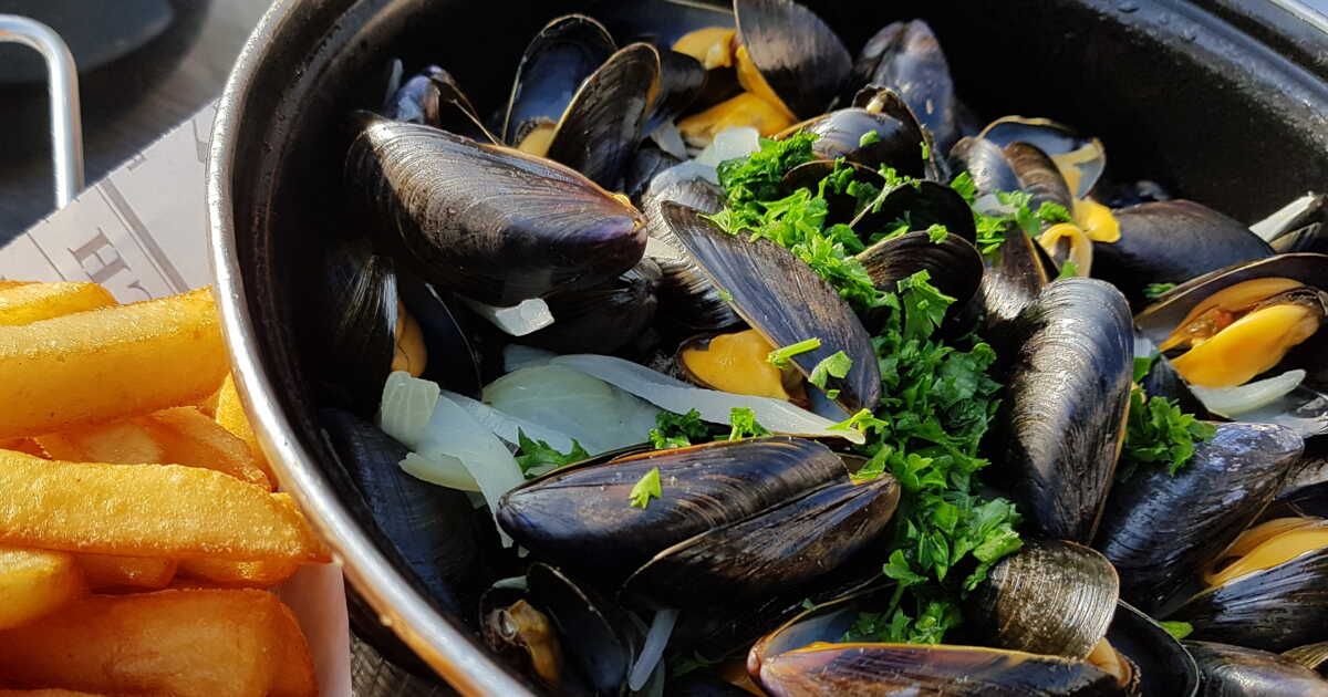 Moules frites marinières : savourez la recette facile de Laurent Mariotte