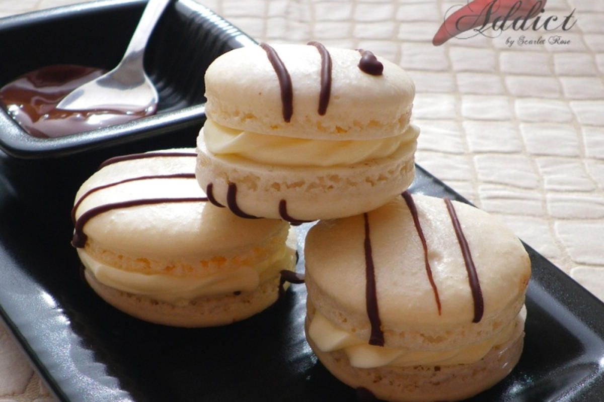Des macarons tendres au chocolat blanc et leur décor au chocolat noir