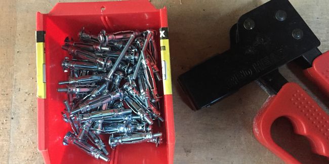 Poser une cheville dans une plaque de plâtre : les étapes à suivre