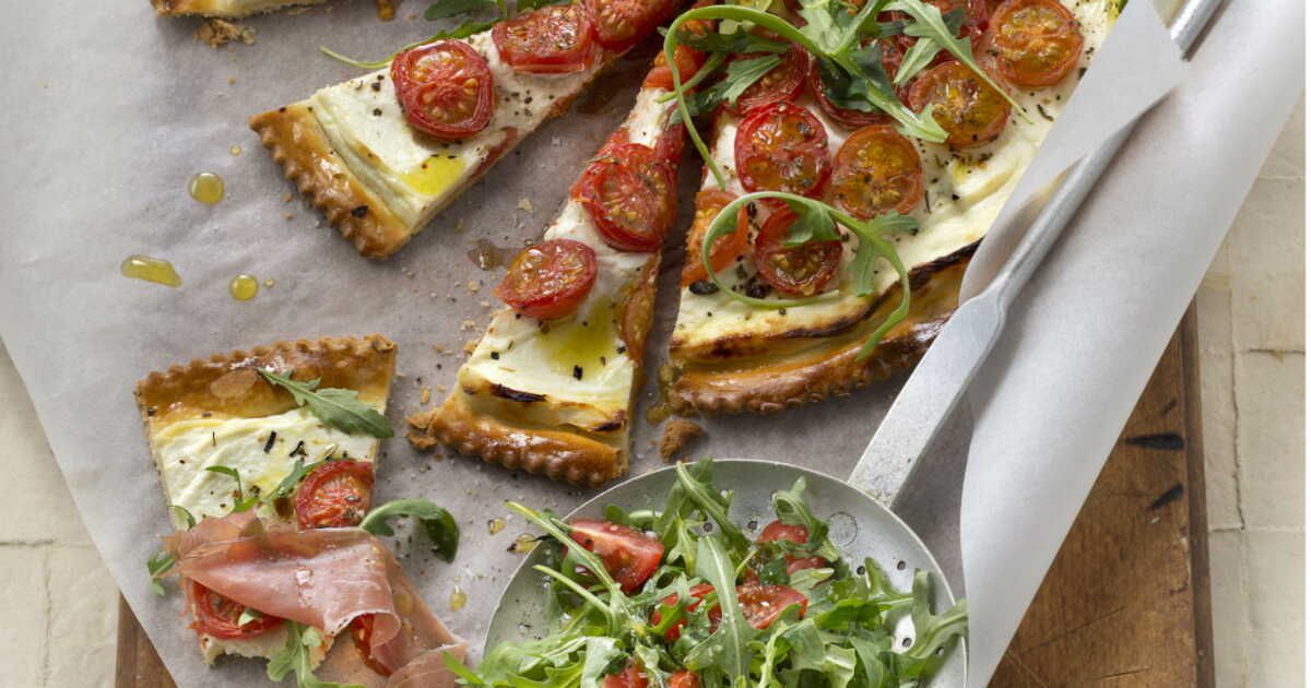 Une tarte savoureuse aux tomates cerises et roquette pour vos plats d'été