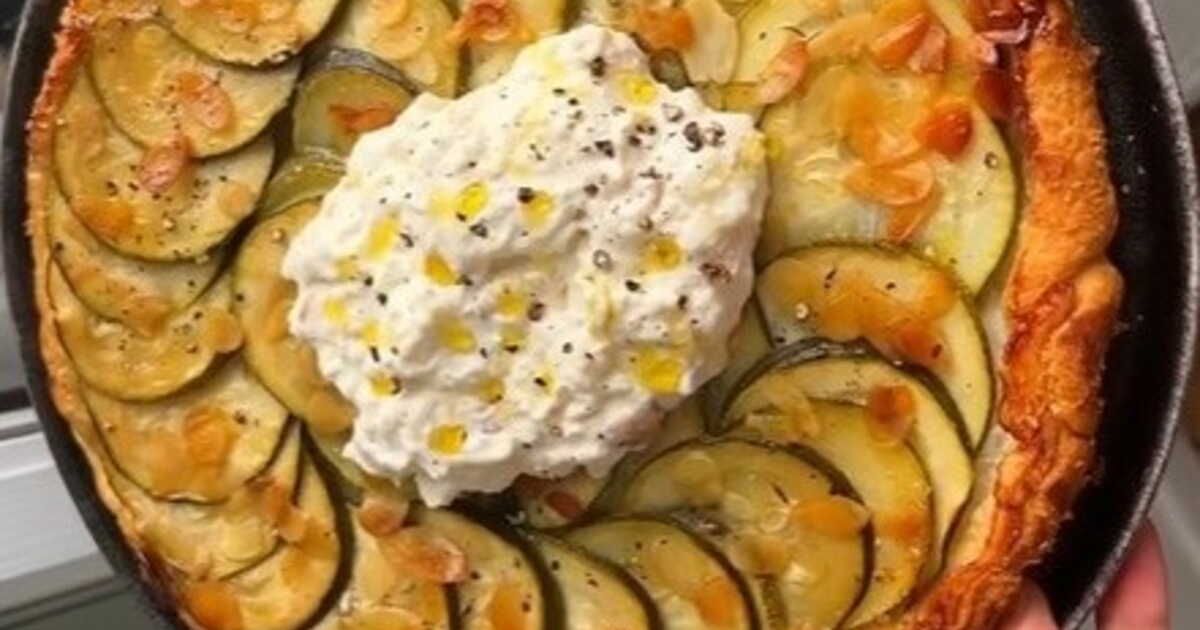 Dégustez une tarte tatin aux courgettes et burrata pour un été savoureux