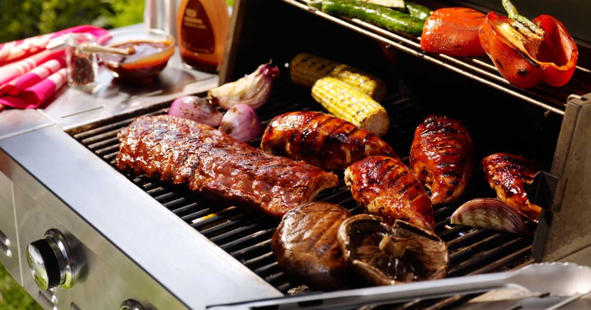 Une cheffe franco-brésilienne dévoile l'astuce barbecue qui transformera vos viandes