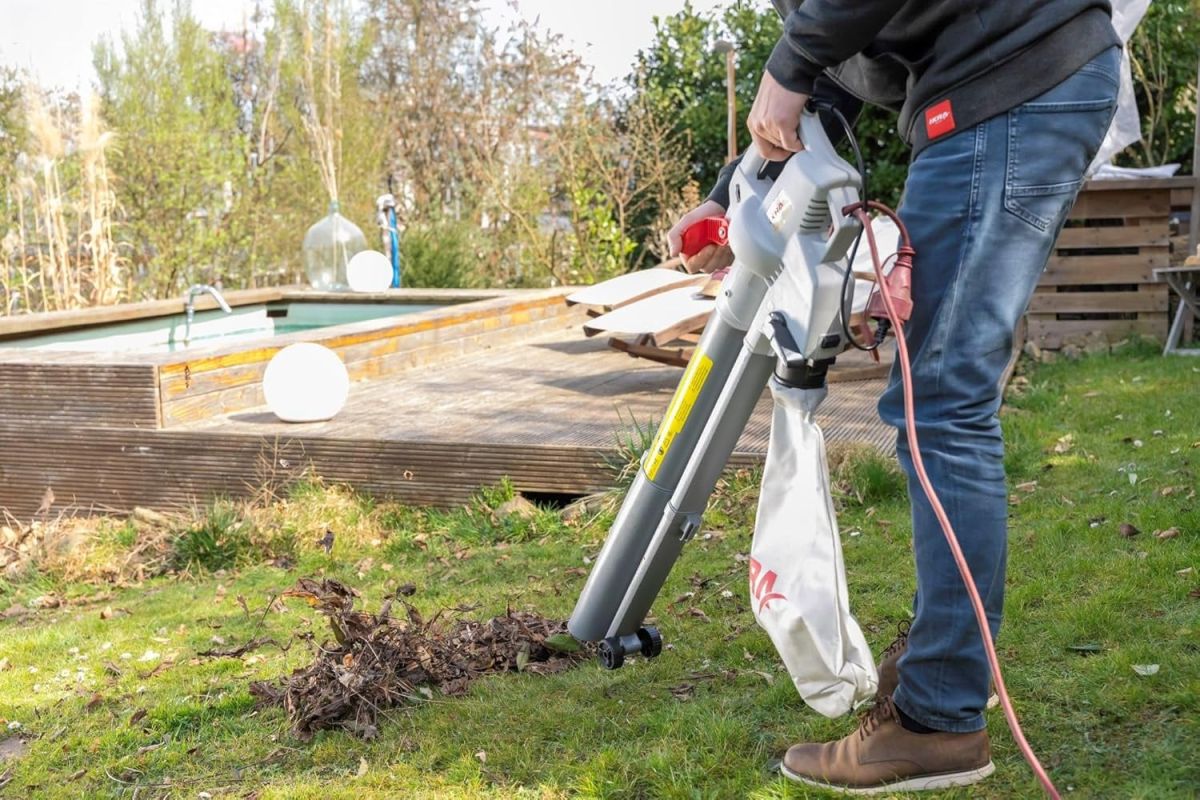 Un aspirateur souffleur broyeur à moins de 30 € : la solution pour vos feuilles mortes
