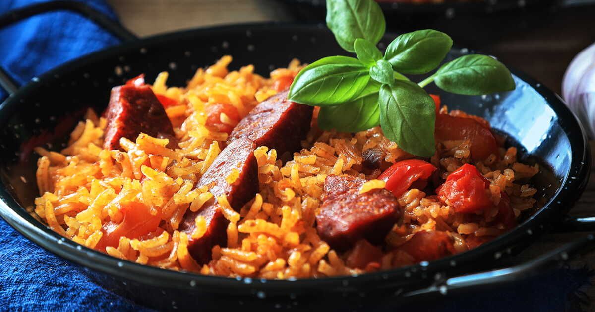 Riz poêlé au chorizo : un plat rapide et savoureux pour les soirs pressés