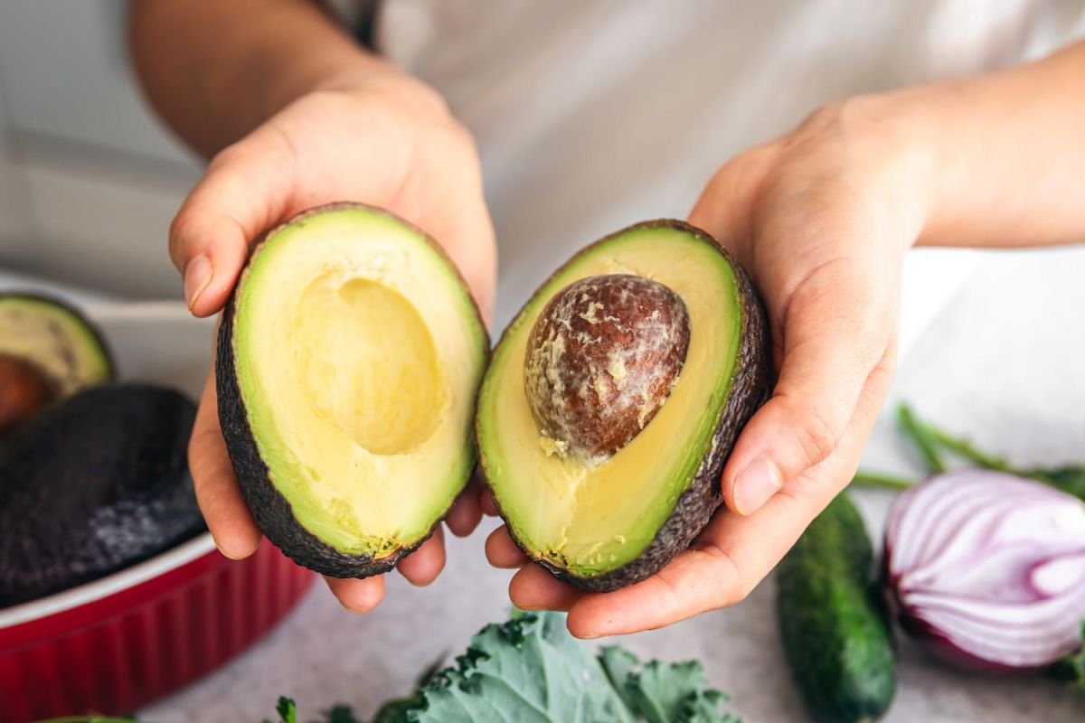 la méthode rapide pour faire mûrir un avocat en 2 minutes