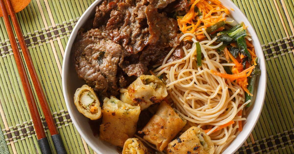 Découvrez le Bò Bún, un délice vietnamien plein de fraîcheur et de saveurs
