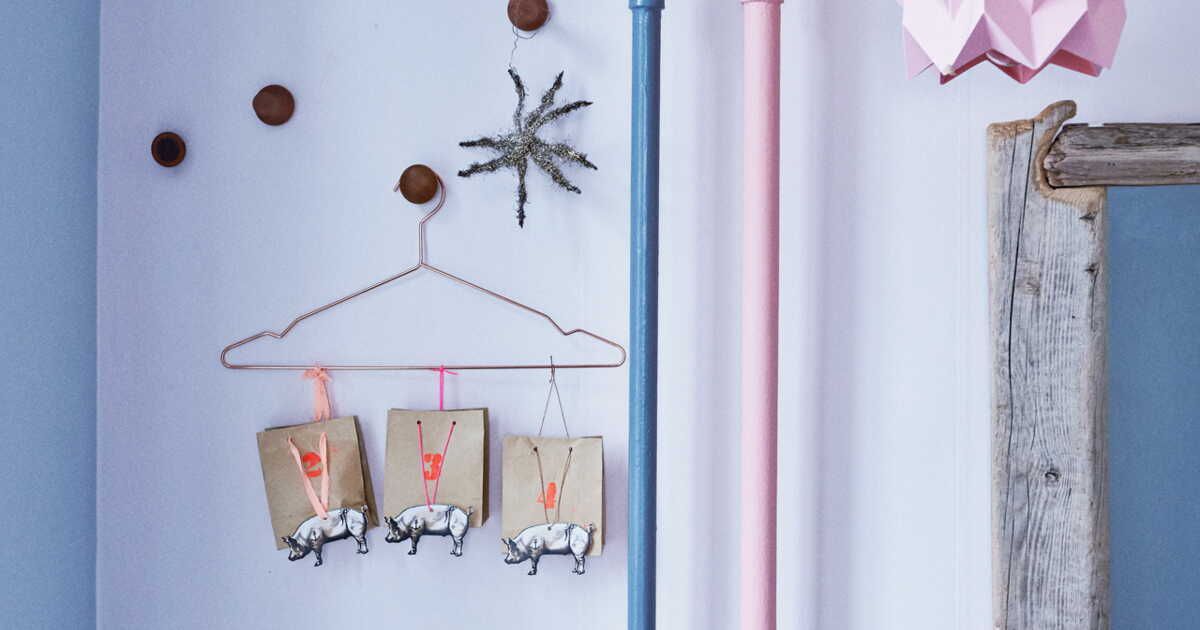 Créer un calendrier de l'avent original avec des cintres