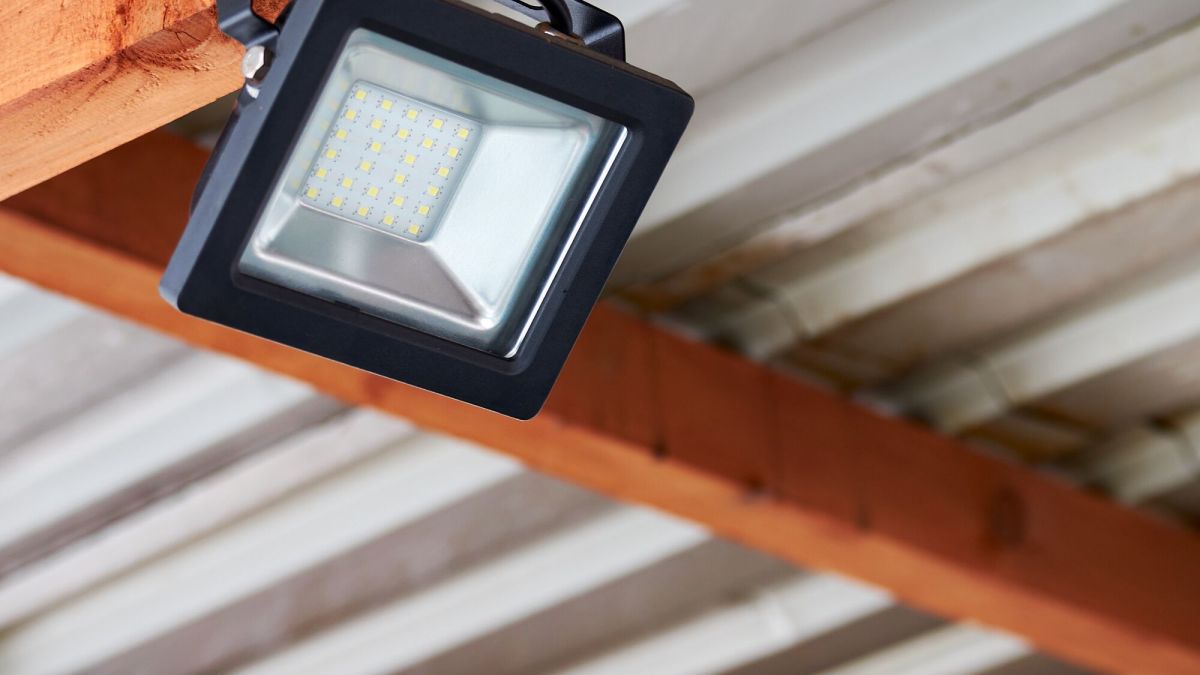 Maîtriser la lumière sur un balcon sombre : astuces de jardinage