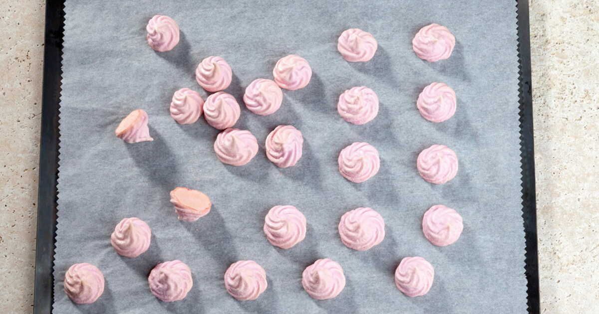 Des meringues délicatement roses pour égayer vos moments sucrés