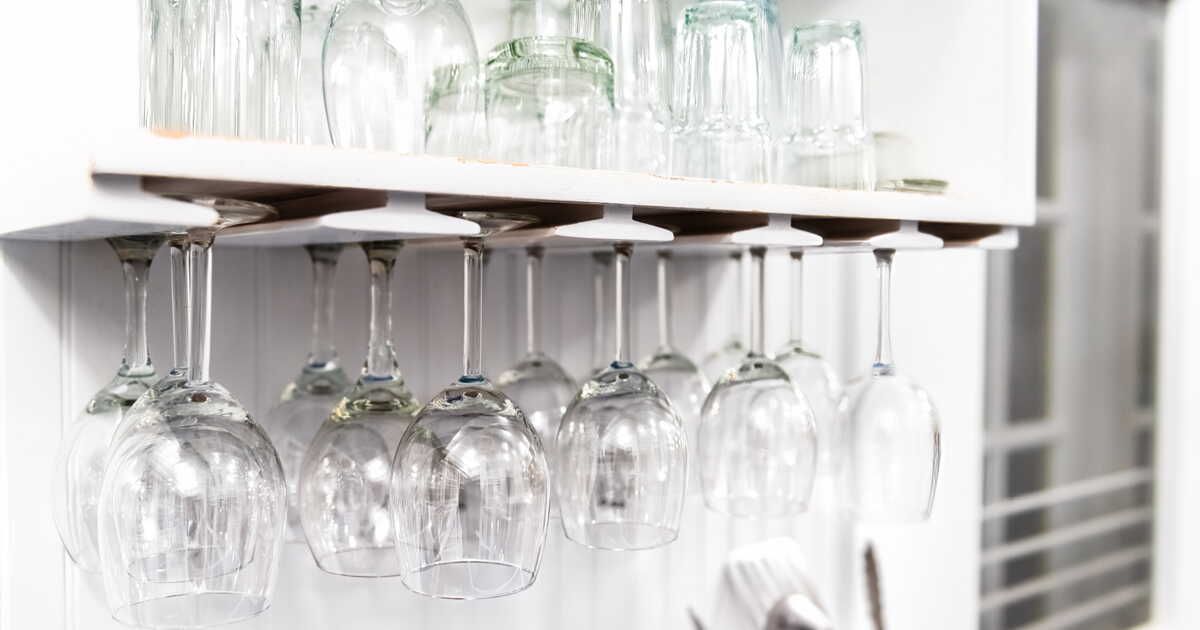 Faut-il ranger ses verres à l’endroit ou à l’envers ?