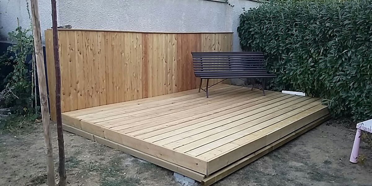 Choisir entre terrasse bois et composite : le match des matériaux