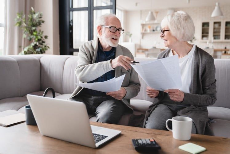 Seniors : les essentiels des réductions et crédits d’impôts à connaître