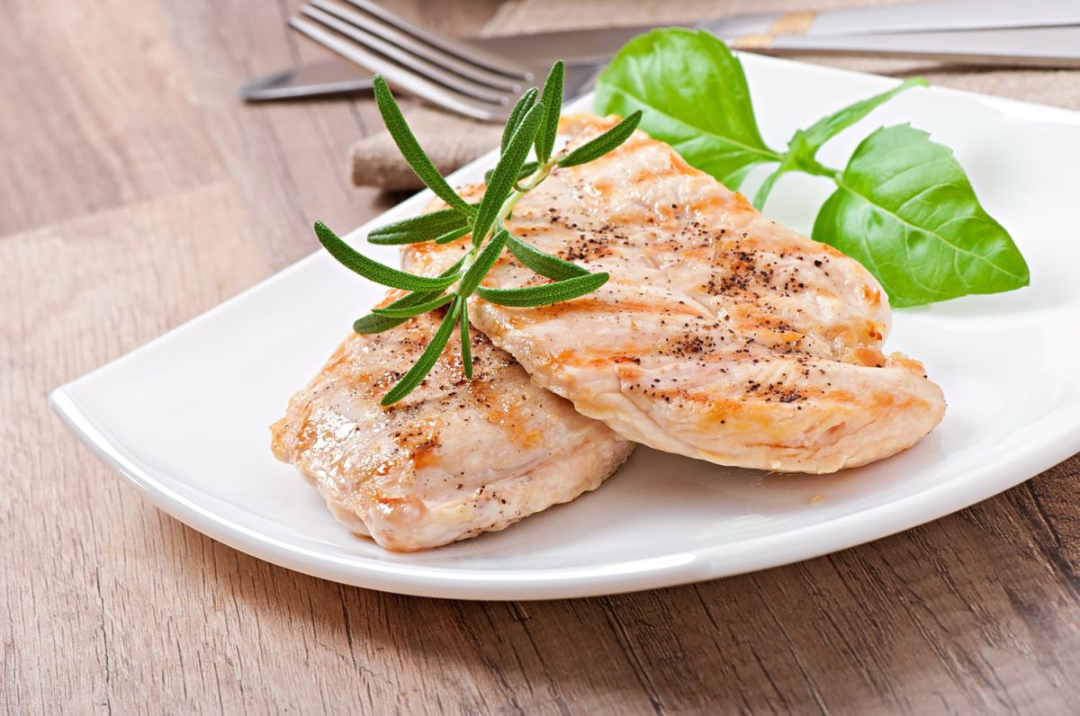 Cyril Lignac révèle sa recette astucieuse pour recycler vos restes de poulet
