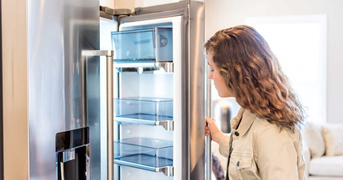 Réfrigérateur : combien de temps doit-on attendre avant de brancher un frigo neuf ?