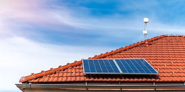 Installer des panneaux solaires après 60 ans : opportunité ou piège financier ?
