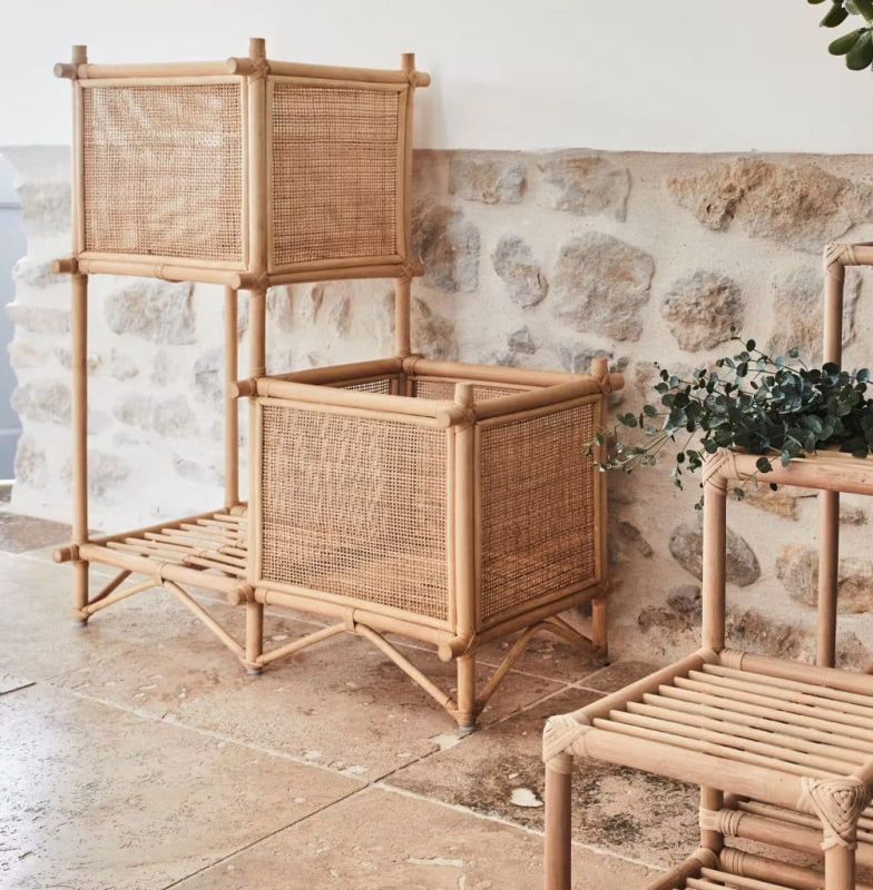 Transformez votre jardin avec la sellette porte-plante en rotin à prix réduit chez Alinéa
