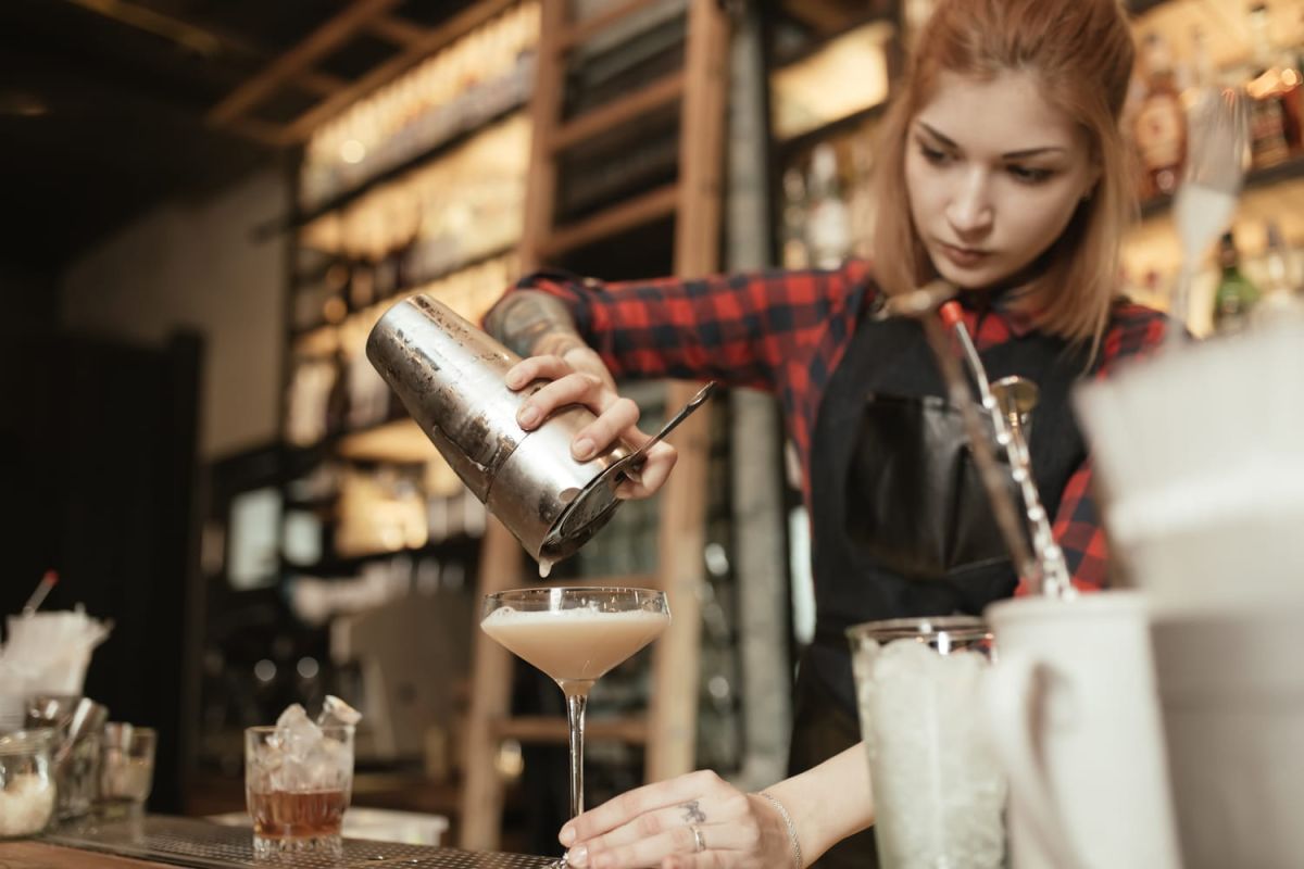 Les cocktails à éviter : révélations d'une barmaid