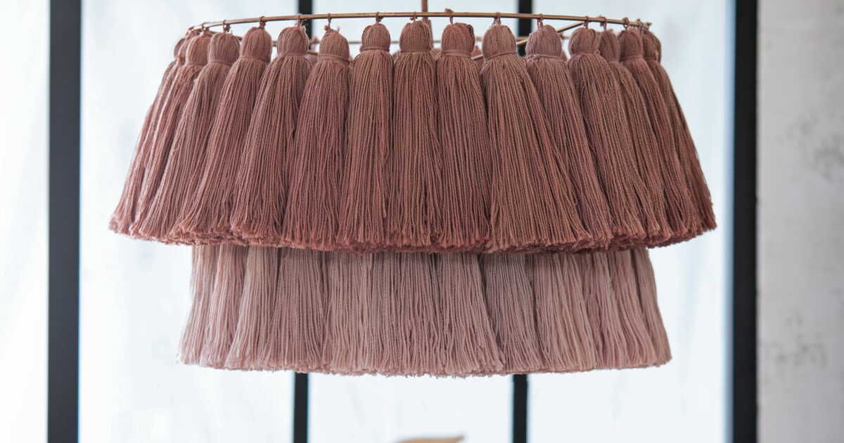 Créez un lustre en pompons pour une déco scandinave chaleureuse
