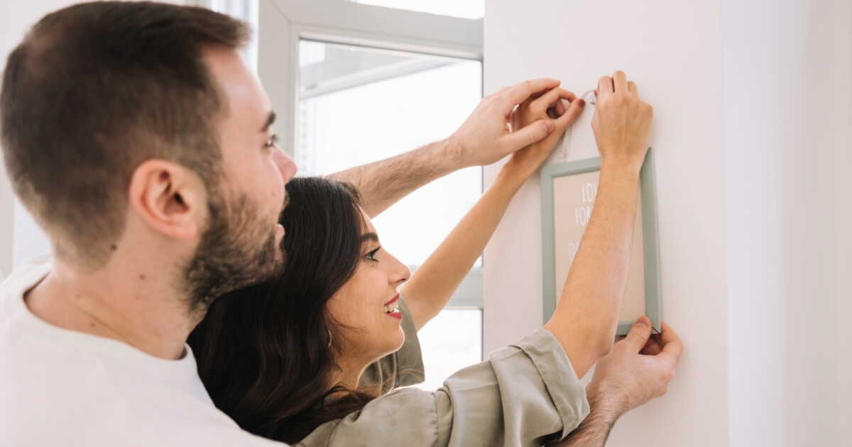 Des astuces astucieuses pour accrocher sans percer