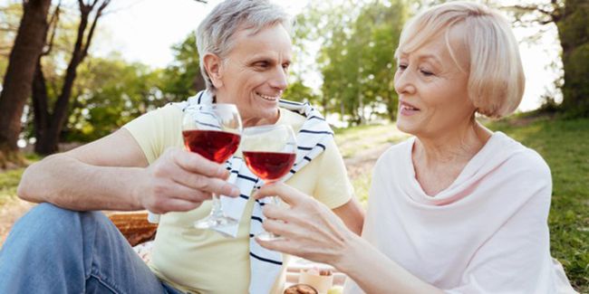 Alcool et seniors : des risques accrus pour la santé en vieillissant