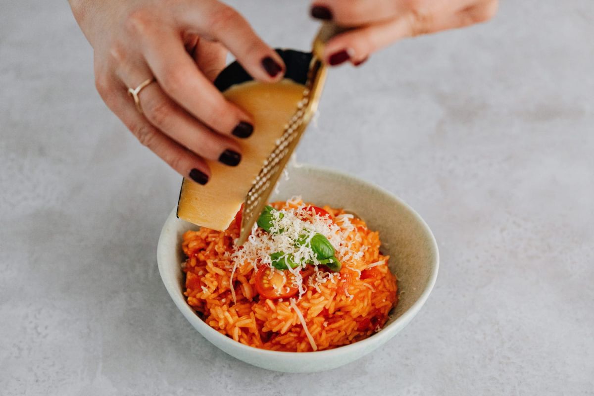 Savoureux risotto à la tomate, thon et olives selon Cyril Lignac