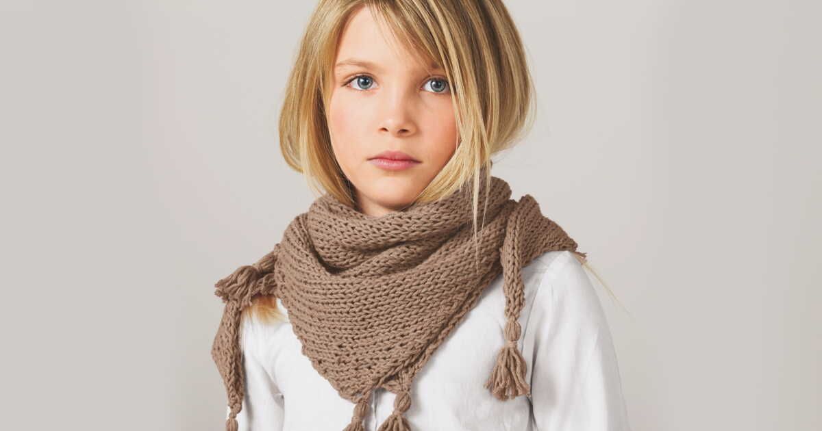 Le chic intemporel du chèche à pompons pour les enfants