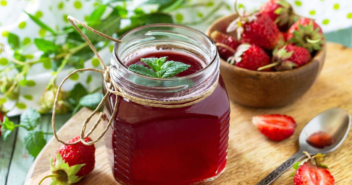 Redécouvrir les queues de fraises : 3 recettes anti-gaspillage à savourer