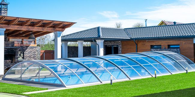 Construire une piscine couverte : entre rêve et réalité