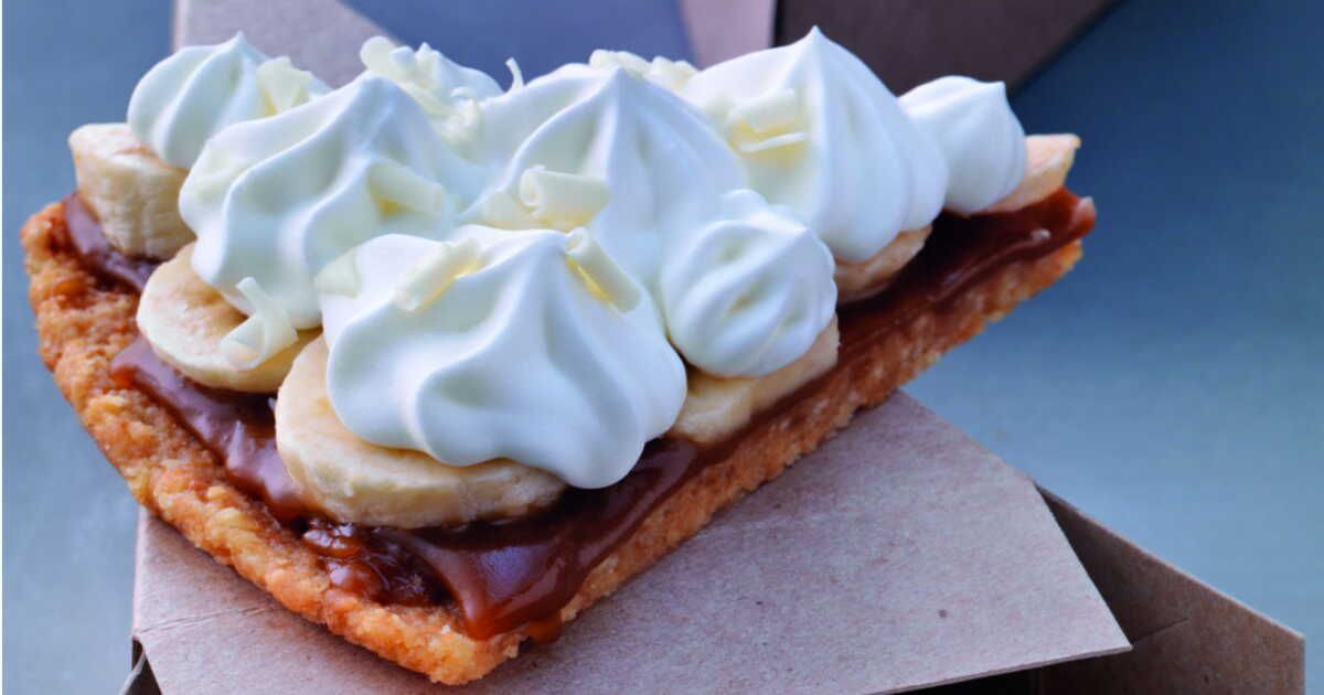 Tarte au caramel, banane et crème chantilly