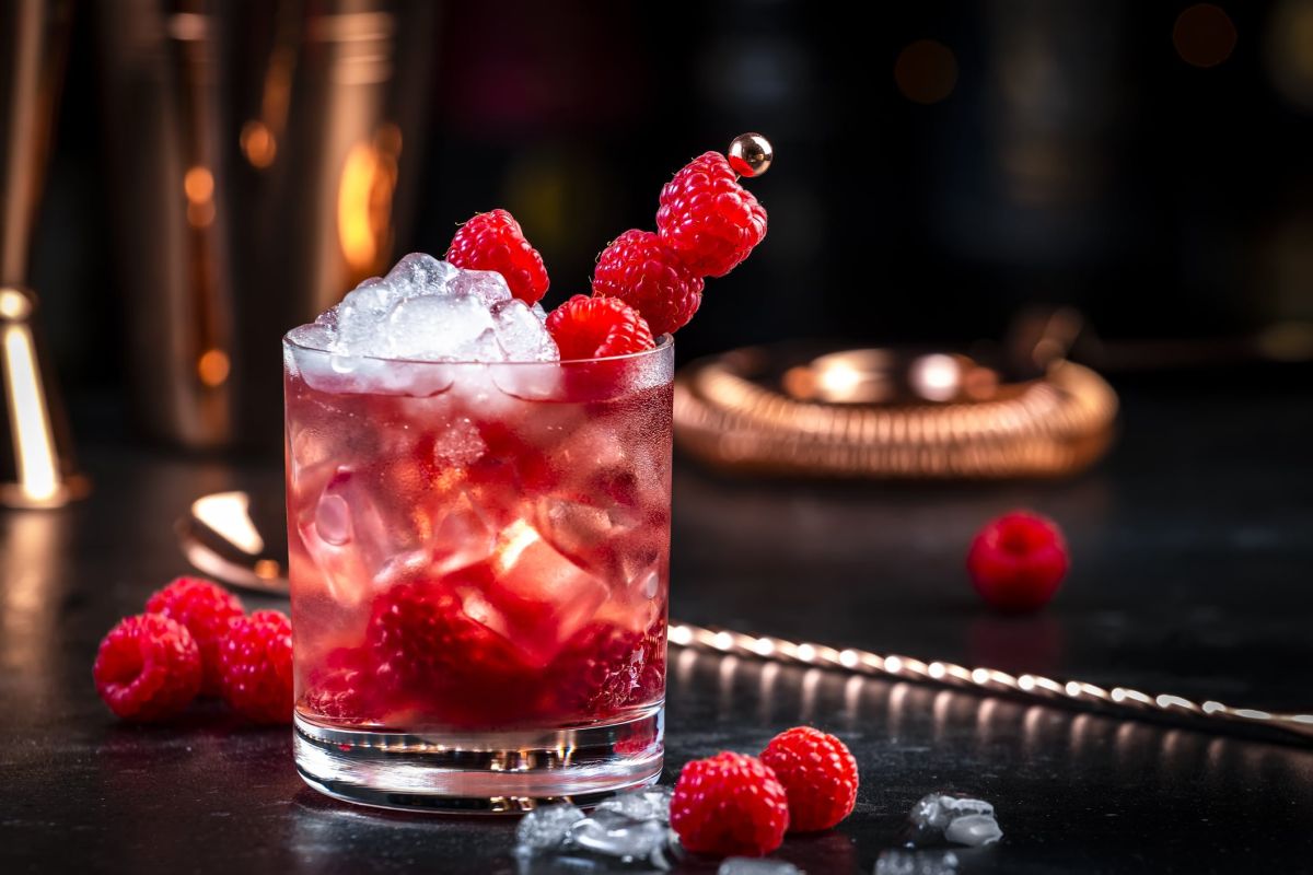un cocktail romantique pour la saint-valentin : découvrez le french kiss aux framboises